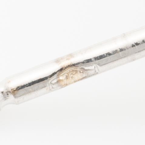 Örhängen 18K vitguld med syntetiska smaragder och briljantslipade diamanter.