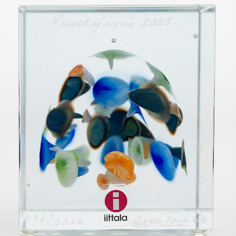 Oiva Toikka, annual glass cube, signed Oiva Toikka Nuutajärvi 2005, numbered 456/2000.