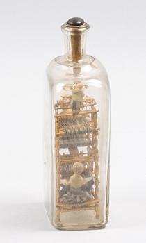 FLASKA MED FIGURINER, glas.