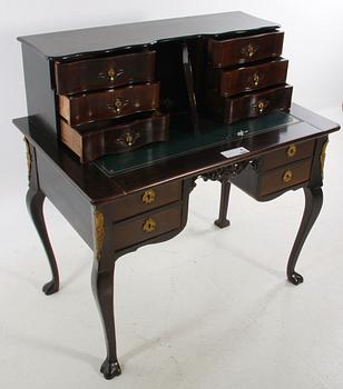 SKRIVBORD med UPPSATS. Rokokostil.