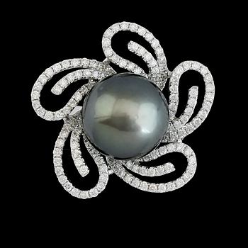 RING, 18K vitguld, diamanter tot ca 1.18 ct, gråtonad odlad pärla.