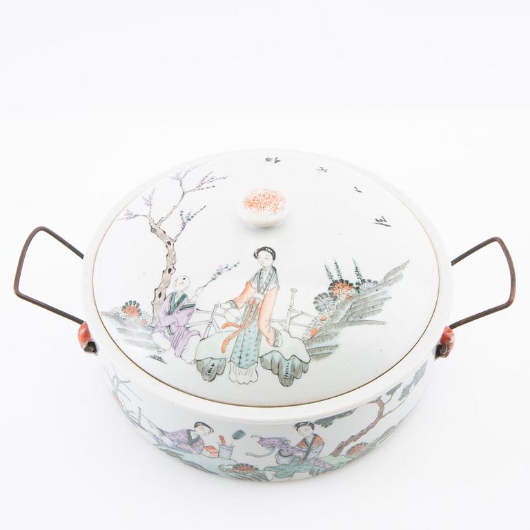 Tureen with lid, China 20th century.