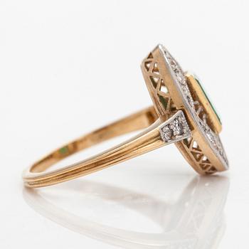 An 18K gold ring, with an emerald and diamonds, Hjalmar Fagerroos Helsinki 1916.