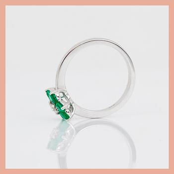 RING, 18K vitguld med briljantslipad diamant, ca 0,11 ct, och rundslipade smaragder, tot ca 0,73 ct. Tot vikt ca 3,78 g.