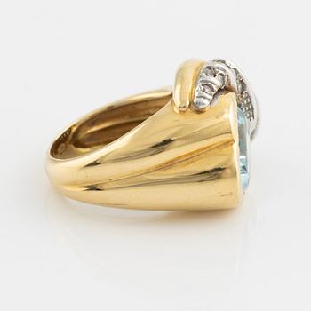 Ring, 18K guld med hjärtformad blå topas och vita stenar.