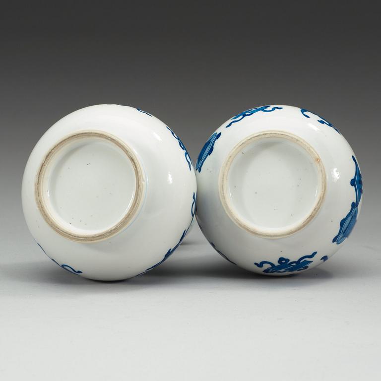 A pair of blue and white vases, Qing dynasty, Kangxi (1662-1722).