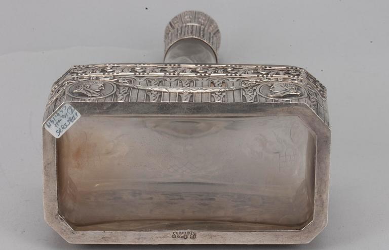 KARAHVI, hopeaa, hiottua lasia. Keskieurooppa. C.G. Hallbergin tuontileimaama Tukholmassa 1919.