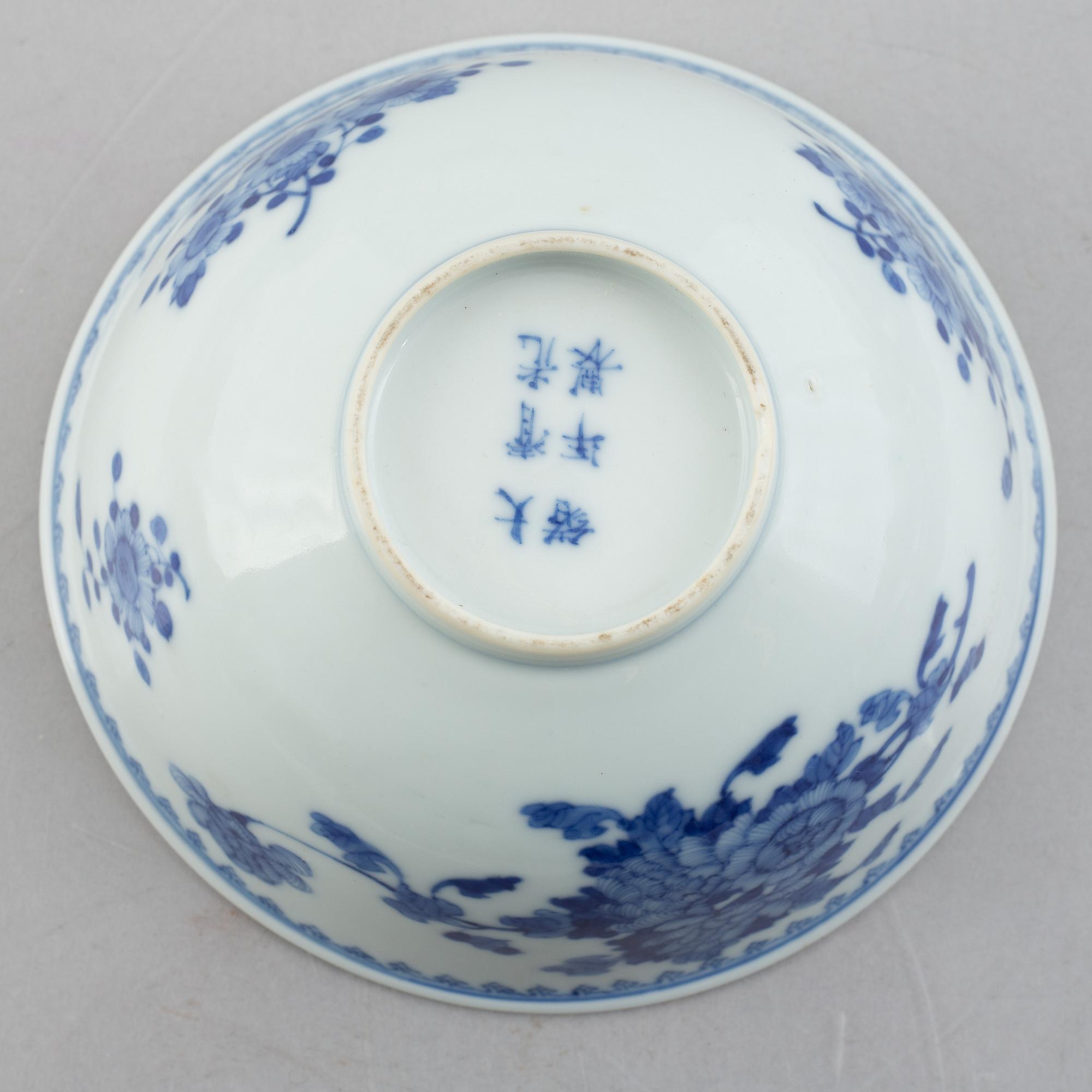 A group of three Chinese blue and white porcelain bowls, late Qing dynasty / early 20th century.