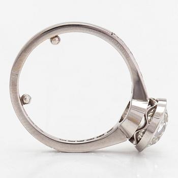 An 18K white gold ring, with an old cushion-cut diamond approximately 2.96 ct and brilliant-cut diamonds.