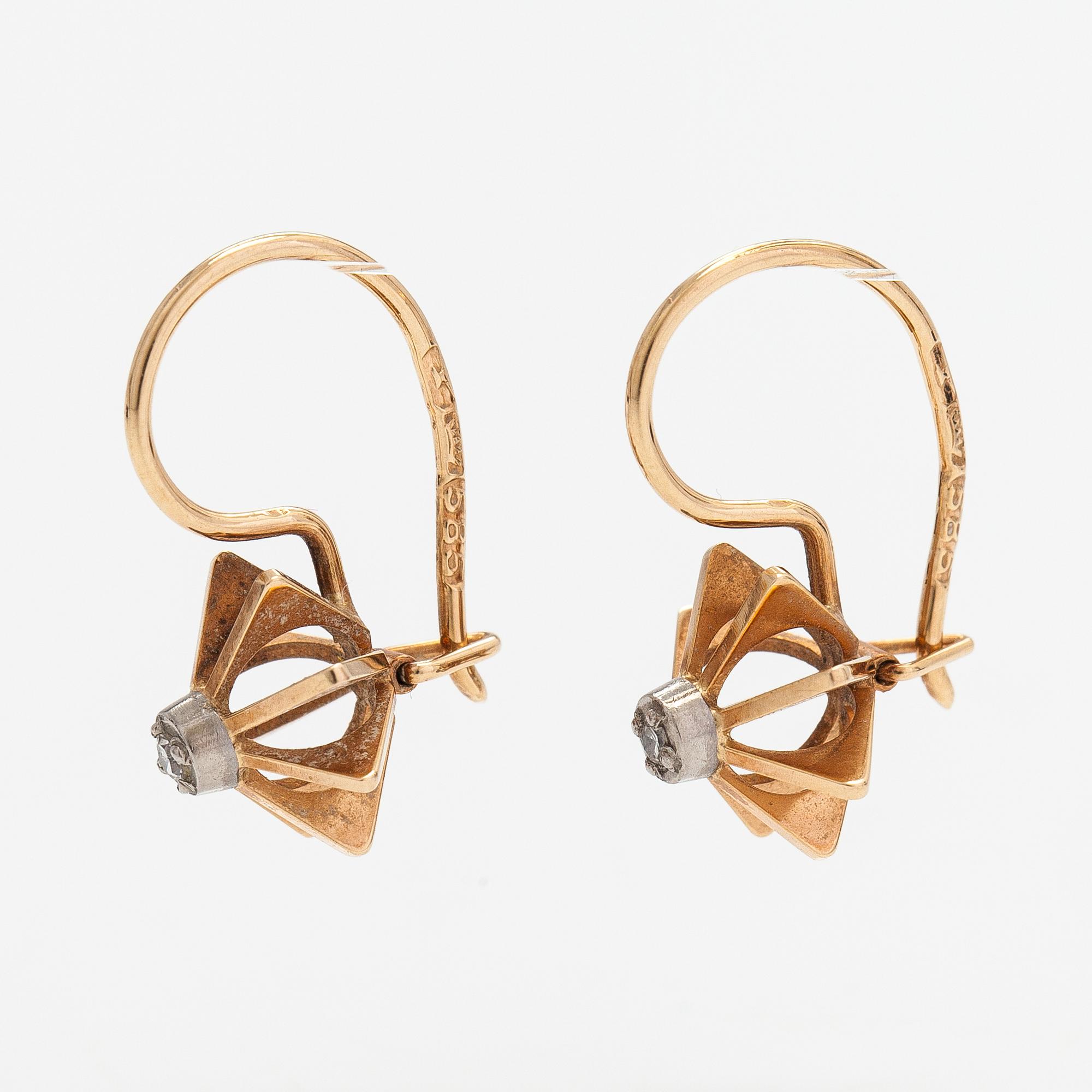 Elis Kauppi, A pair of 14K gold earrings with diamonds ca. 0.01 ct in total. Kupittaan Kulta, Turku.