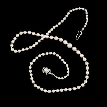 PÄRLCOLLIER, odlade pärlor, silverlås.