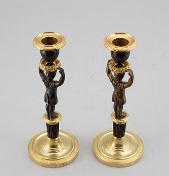 LJUSSTAKAR, ett par, förgylld och patinerad brons, senempire, 1800-talets mitt.