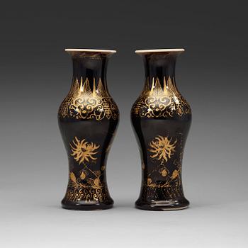 352. A pair of black glazed vases, late Qing dynasty, 19th Century.