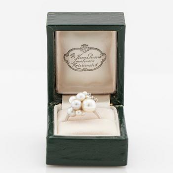 Ring, 18K white gold with pearls and brilliant-cut diamonds.