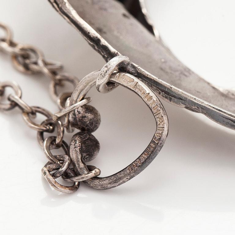 Karl Laine, hängen, "Spider web", 2 st, silver, Åbo 1970-tal.