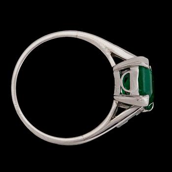 RING, smaragdslipad smaragd, ca 2.0 ct, och trapetsslipade diamanter, tot. ca 0.40 ct.