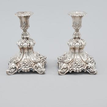 LJUSSTAKAR, ett par, silver, importstämplade, omkring 1900-talets mitt.