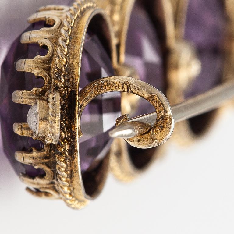 A necklace, bracelet and two brooches in gilded silver and with amethysts and pearls.