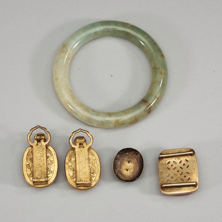 A nephrite bracelet, a metal mounted pink tourmaline, two nephrite and paste pendants, and nephrite item, late Qing.
