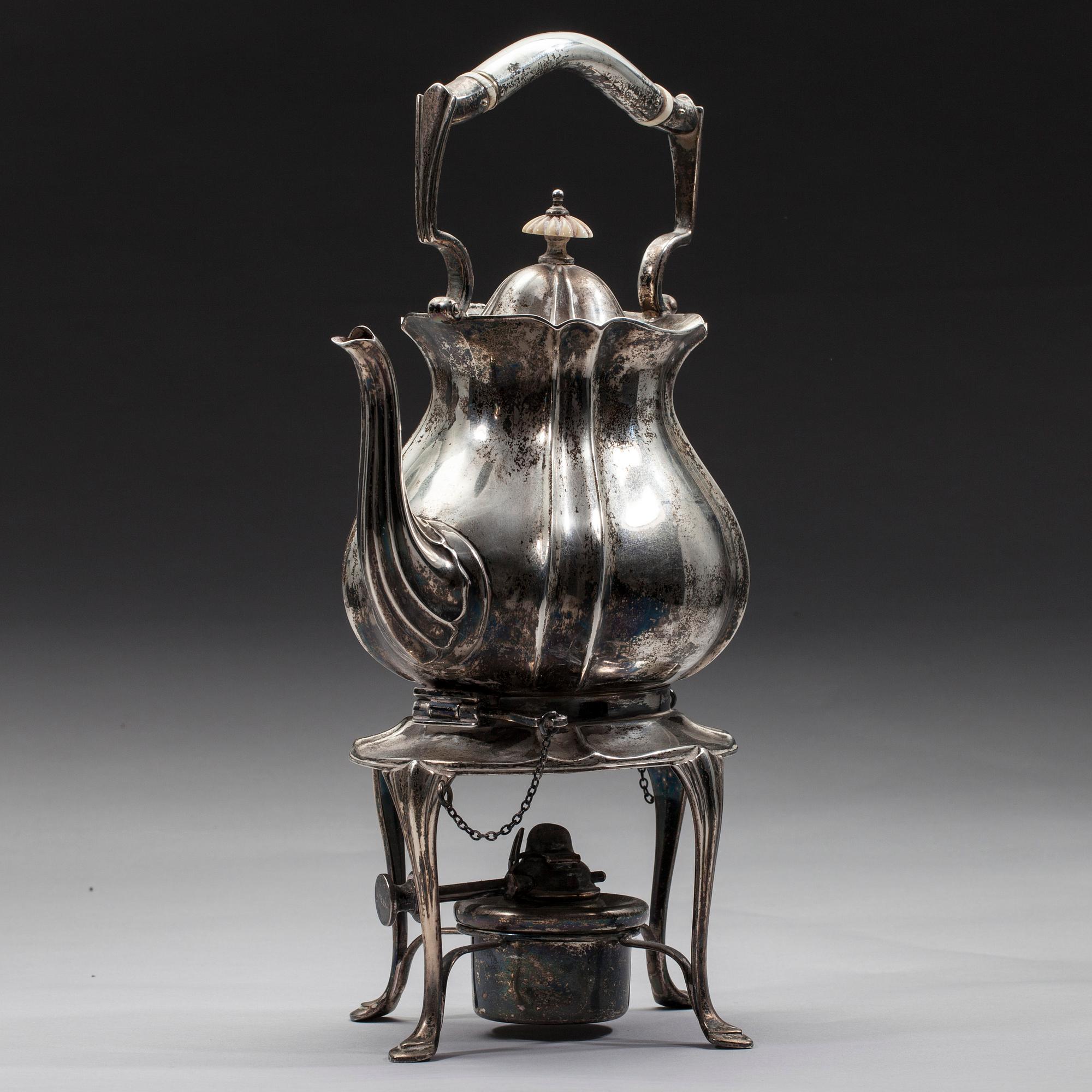 TEKANNA på RECHAUD, silver, England, Birmingham 1916. Totalvikt 1163 g.