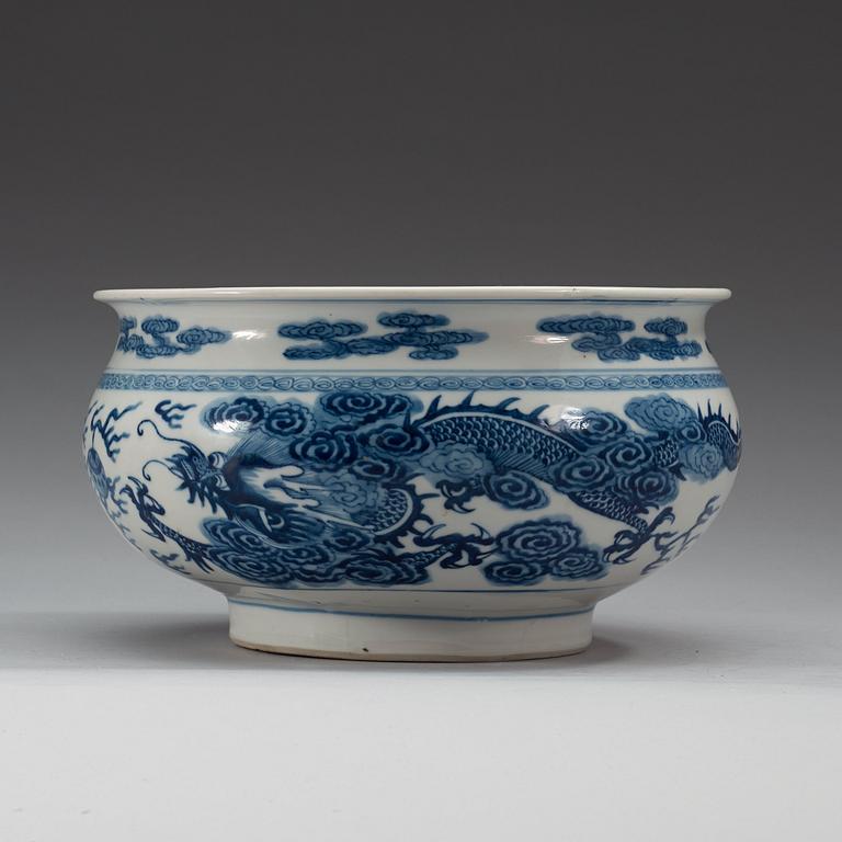 A blue and white censor with dragons chasing the flaming pearl. Qing dynasty, 19th Century.