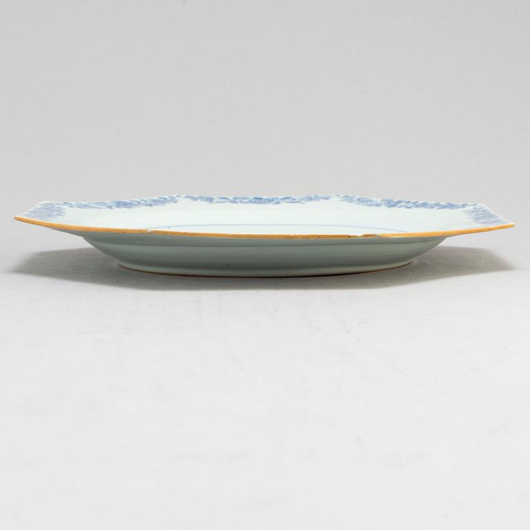 A blue and white serving dish, Qing dynasty, Qianlong (1736-95).