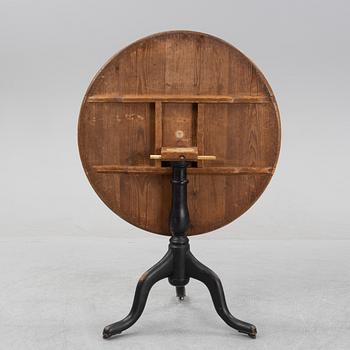 An alder veneered tilt-top table by Jacob Sjölin (Master 1767-1785, Köping and Kungsör).