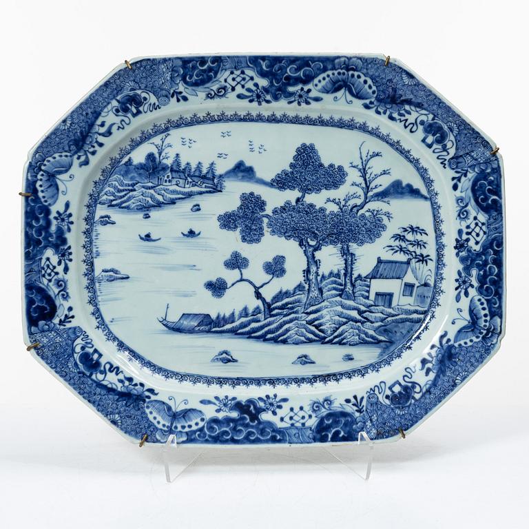 A blue and white export porcelain serving dish, China, Qianlong (1736-95).