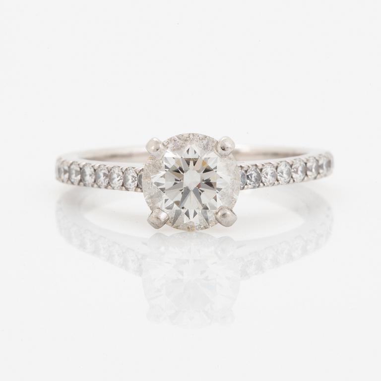 Round brilliant-cut diamond ring, De Beers, with GIA-certificate.
