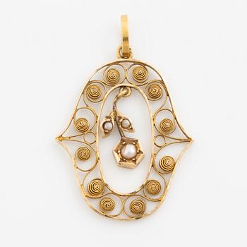 Pendant 18K gold filigree with pearls.