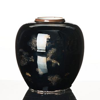 A pair of mirror black vases, Qing dynasty, 19th Century.