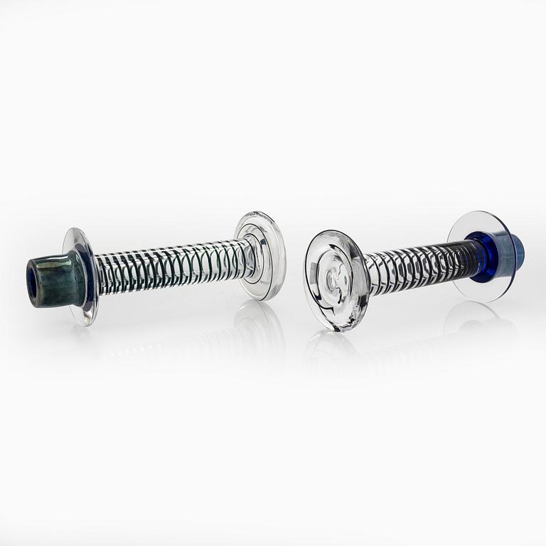 Oiva Toikka, kynttilänjalat, 2 kpl, "Primo", toinen signeerattu Oiva Toikka Nuutajärvi Notsjö.