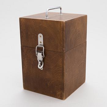 Pekka Piekäinen, veistos, anortosiitti ja hopea, leimattu 1999 Platinoro, Turku.