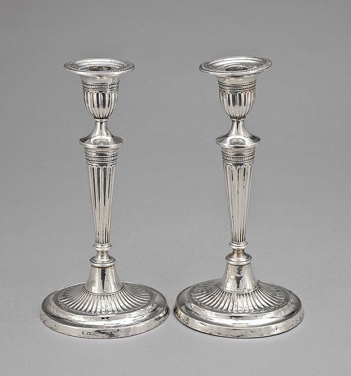LJUSSTAKAR, ett par, silver, Sheffield, England, 1904-05.