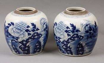 BOJANER, ett par. Porslin. Kina.