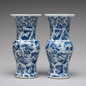 A pair of blue and white vases, Qing dynasty, Kangxi (1662-1722).