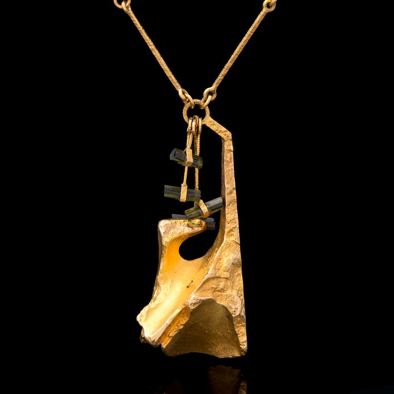 A BJÖRN WECKSTRÖM NECKLACE, "Tourmaline bridge", tourmaline crystals, 14K gold. Lapponia 1974.