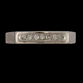 RING, 18k vitguld med 7 åttkantslipade diamanter, Ernst Harbeck, Göteborg, 1974. Vikt 3 g.