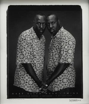 Mary Ellen Mark, "Twins", utställningprint, Hasselblad center, Göteborg, 2003.