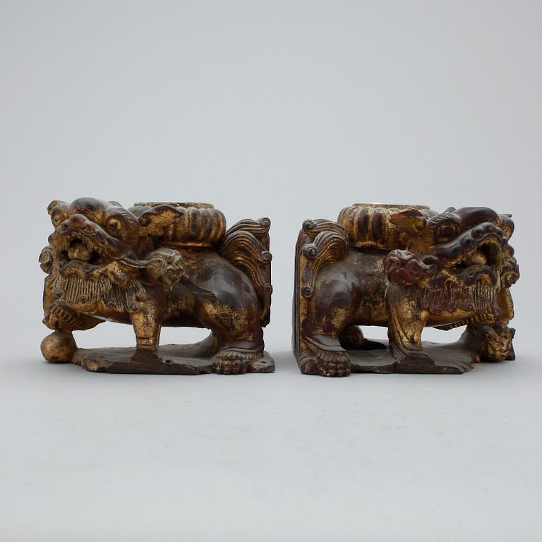 LJUSSTAKAR, ett par. Trä. Orientaliska. 1900-tal.