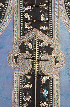 A CHINESE VEST, silk. Height 140 cm. Around 1900.