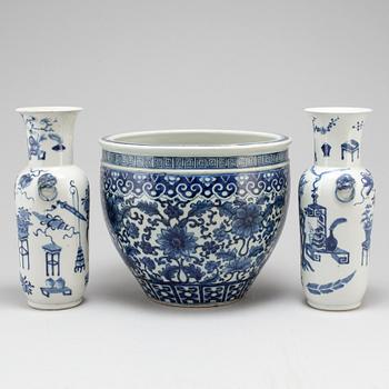 A pair of blue and white vases and pot, Qing dynasty, late 19th century.