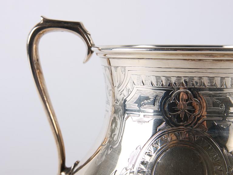 SKÅL MED HÄNKLAR, silver, England, 1800-tal.