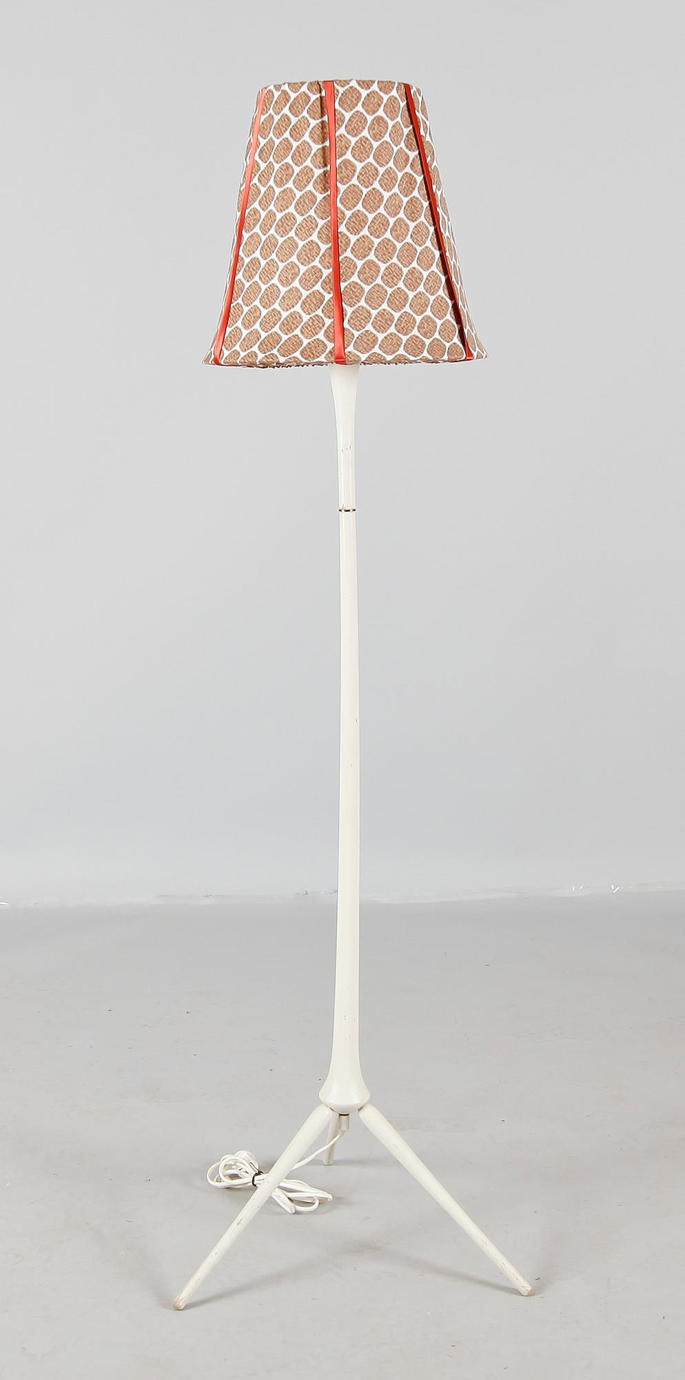 GOLVLAMPA, trä, 1900-talets mitt.