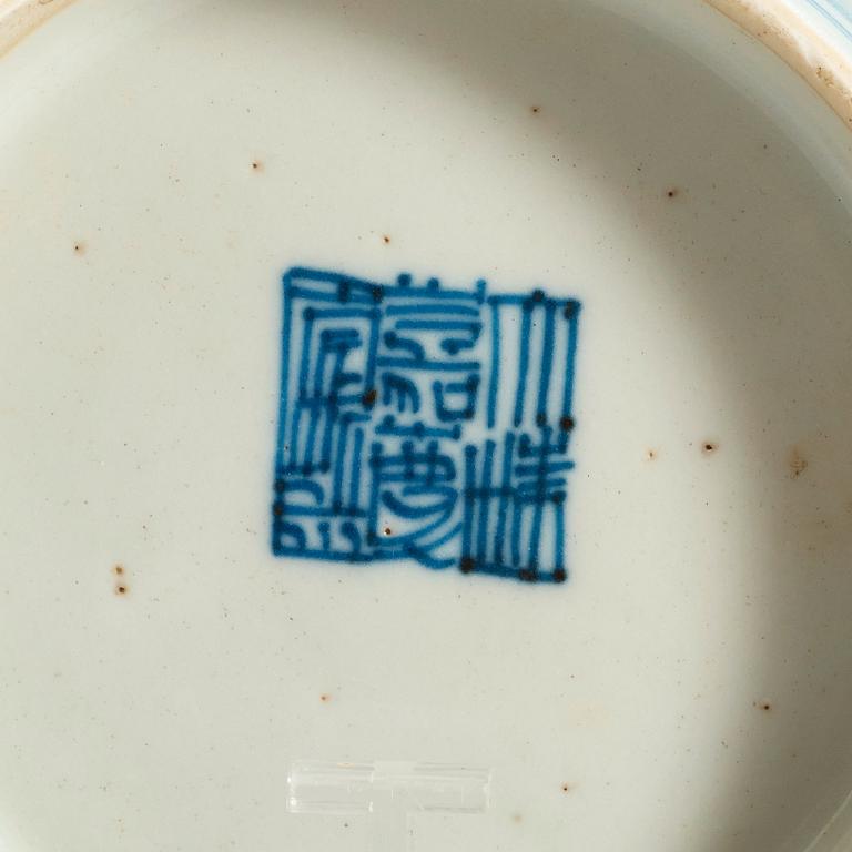 A pair of enameled bowls, Qing dynasty, 19th Century with Jiaqing seal mark.