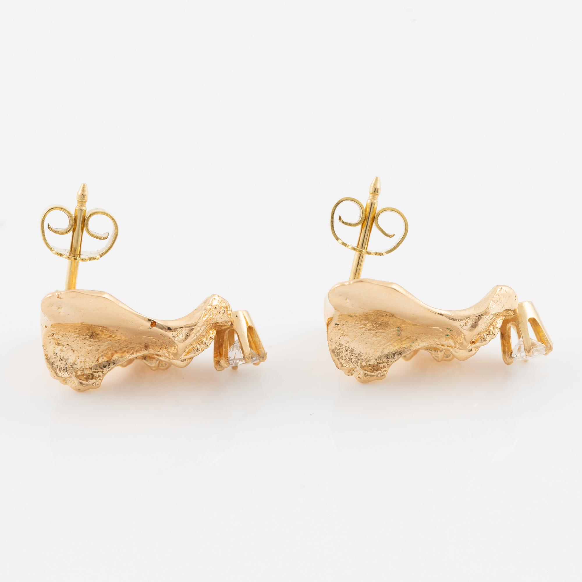 Örhängen 18K guld med briljantslipade diamanter.