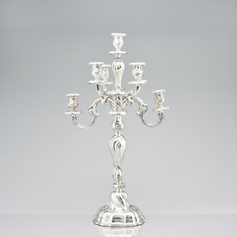 Hermann Julius Wilm, kandelabrar, silver 750, ett par, Louis XV-stil, Berlin, omkring år 1900.