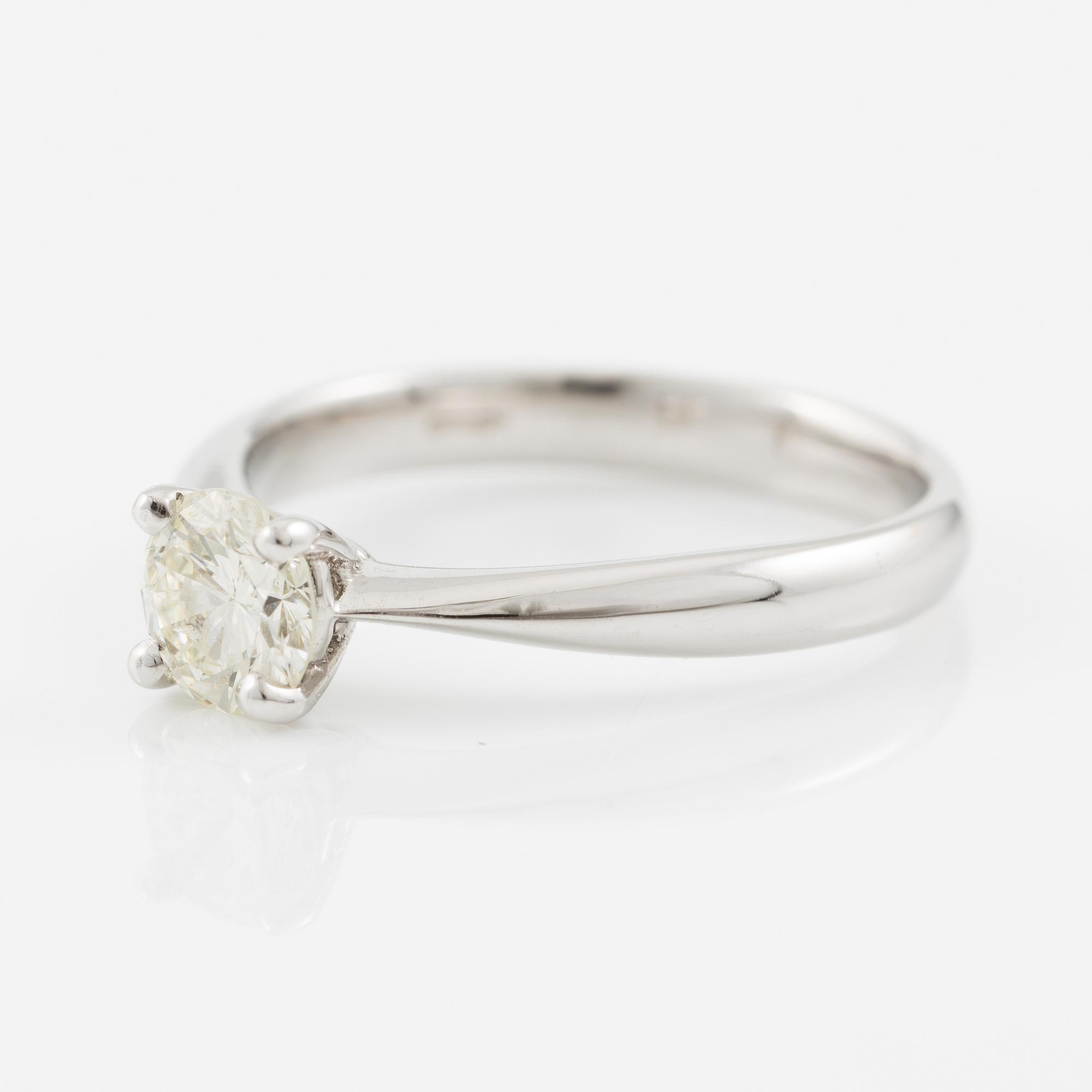 Solitaire ring in 18K white gold with brilliant-cut 
diamond.