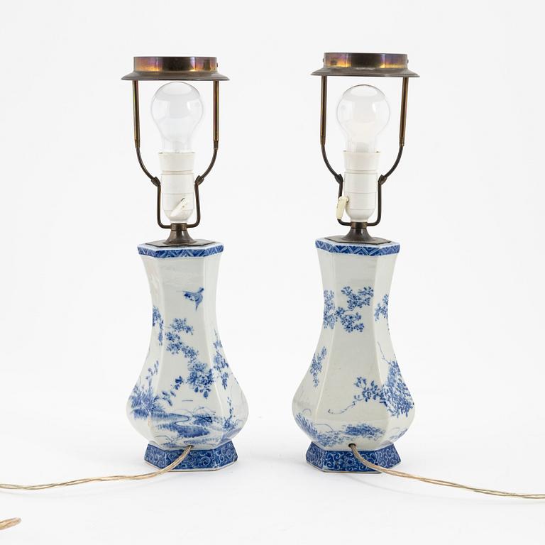 Bordslampor, ett par, porslin, Seto, Japan, Meiji, omkring 1900.