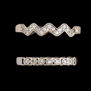 RINGAR, 2 st, 18 k vitguld, en med diamanter. Vikt ca 4 g.